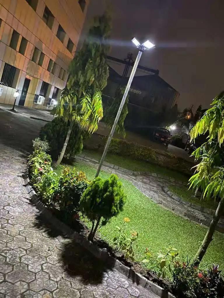 Yaye Hot Sell UFO 100W/120W/300W Solar Garden Road Street Light with Control Modes: Light + Timing + Rador Sensor+ Remote Controller