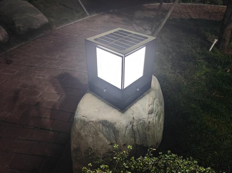 Square Style Smart Solar Control LED Lighting Outdoor Solar Garden Light with LED Light & LiFePO4 Battery